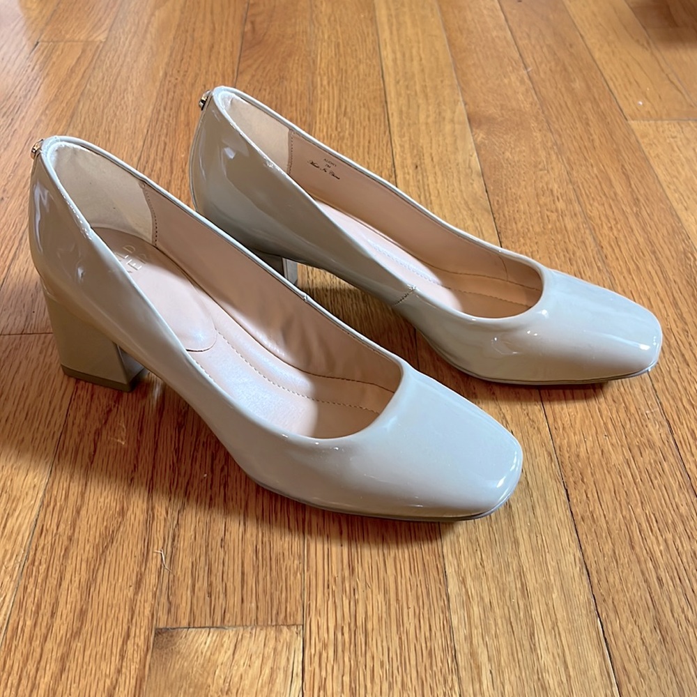 New in box, Donald Pliner size 7, patent beige nude  shoes